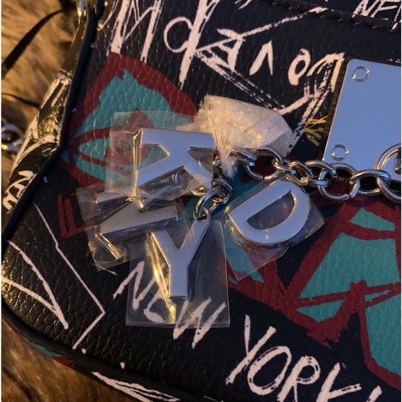 NEW DKNY Cleo Top Zip Camera Handbag Shoulder Purse Chain Strap Tattoo New York - Picture 7 of 15